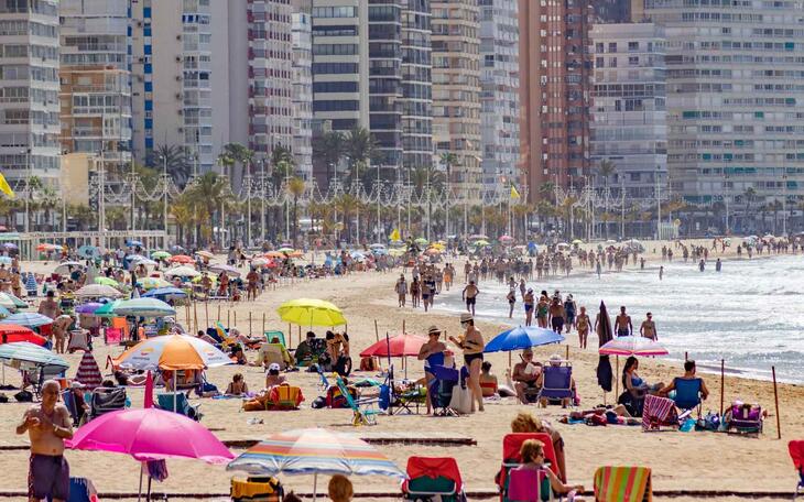 Benidorm se acerca en verano a los registros de 2019 en consumo de agua y recogida de residuos 